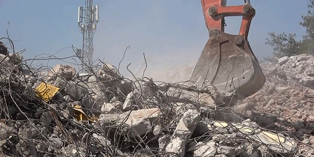 Kahramanmaraş depreminde ağır hasar alan 66 yıllık valilik binasının yıkımı başladı!