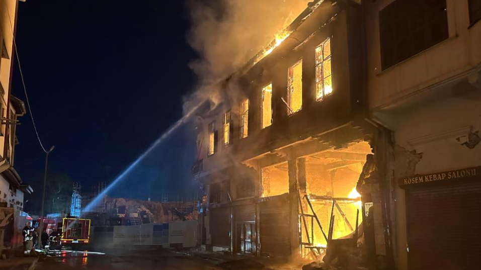 Kahramanmaraş depreminde hasar alan bina küle döndü