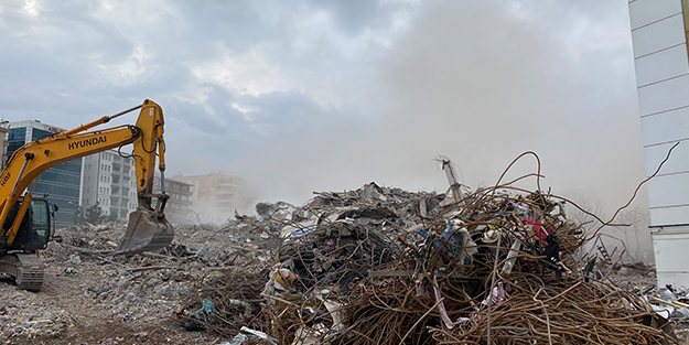 Kahramanmaraş depremlerinde 89 kişiye mezar olmuştu! Tek dokunuşta yıkıldı