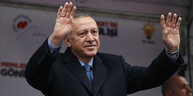 Kahramanmaraş mitinginde hareketli dakikalar! Cumhurbaşkanı Erdoğan sahneden indi