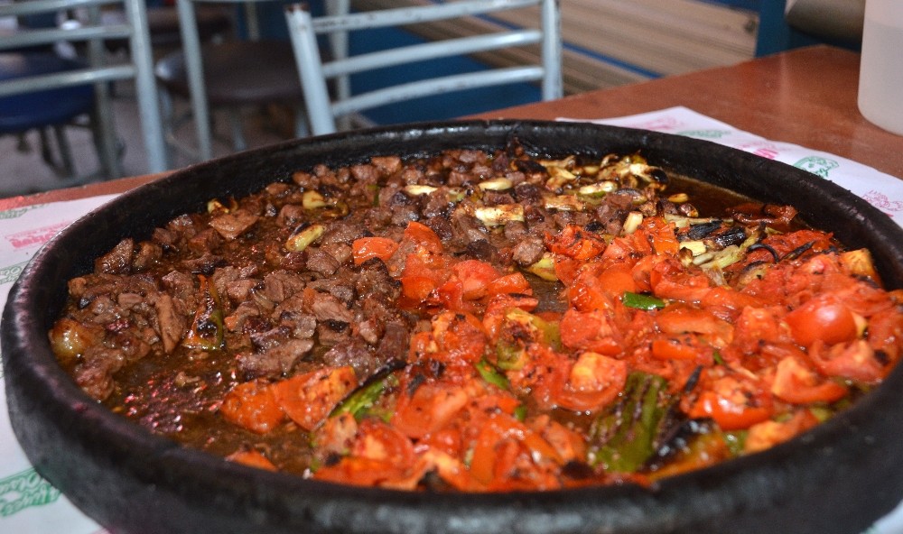 Kahramanmaraş’ın vazgeçilmez sokak lezzeti ’’Eli Böğründe’’