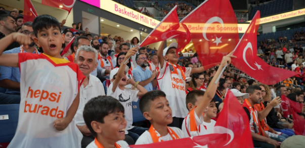 Kahramanmaraşlı çocuklar, Türkiye-Ukrayna Milli Basketbol maçında millileri desteklemek için İstanbul'daydı