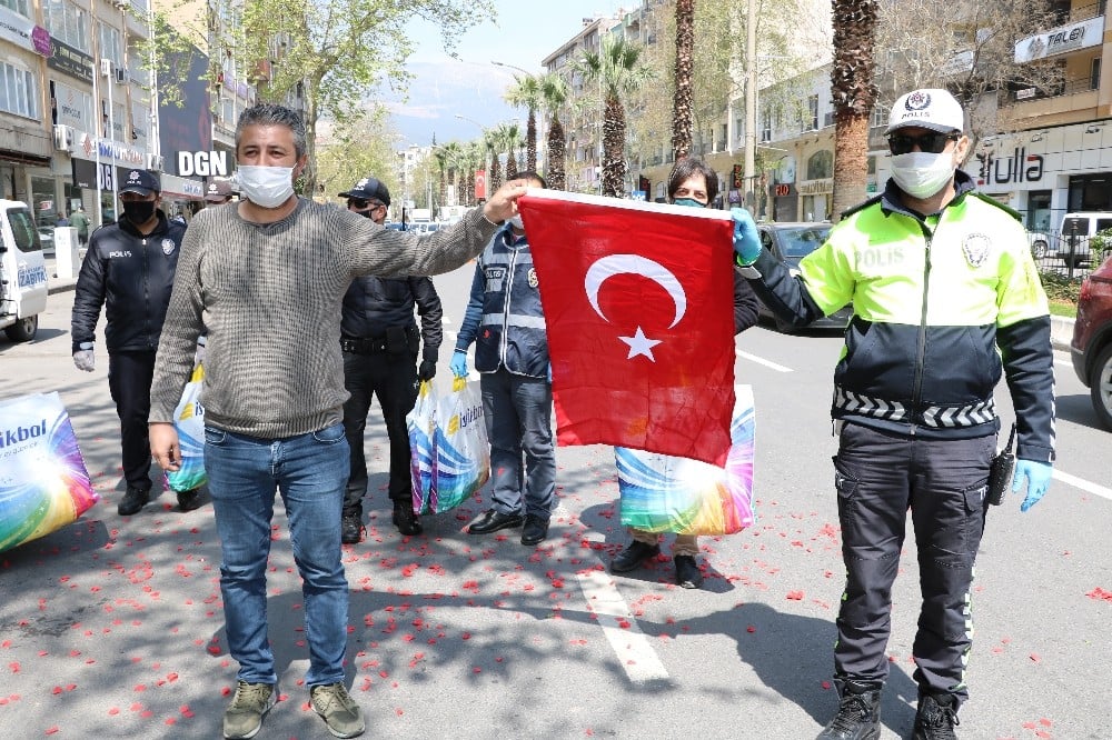 Kahramanmaraşlı esnaftan polislere yastık, bayrak 