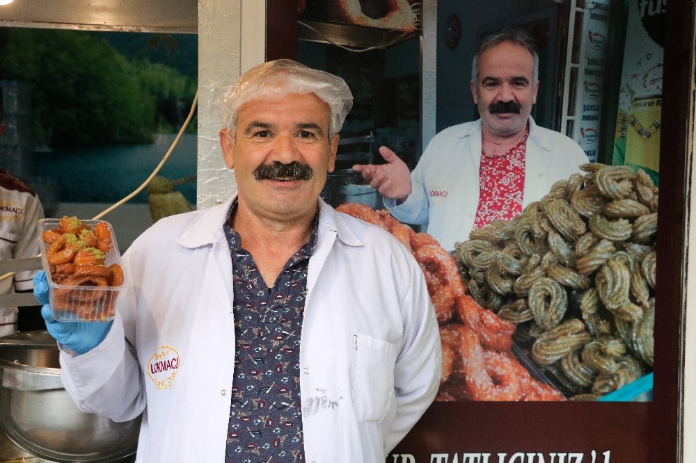 Kahramanmaraşlı tatlıcı bir günlük gelirini bağışladı 