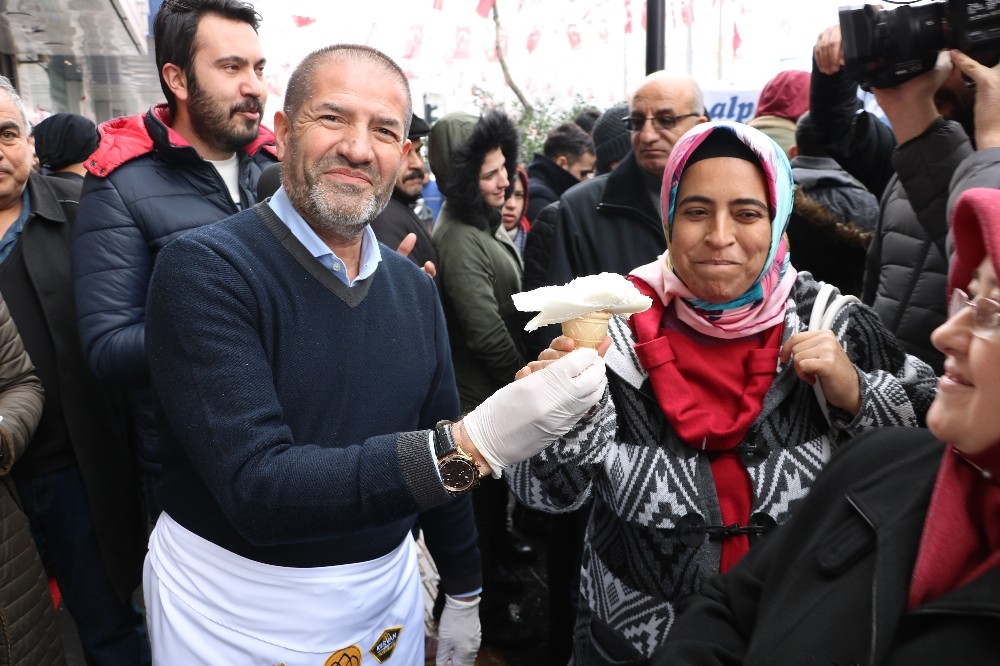 Kahramanmaraşlılar kar yağışını dondurmayla kutladı 