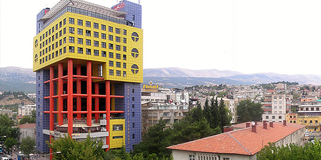 Kahramanmaraş'taki 'Dünyanın en saçma binası'nın yıkımı başladı