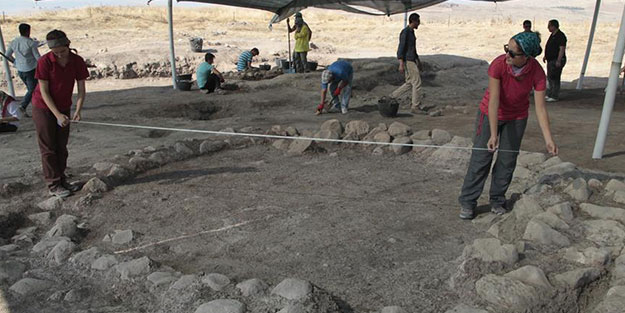 Kahramanmaraş'ta 8 bin yıllık tıraş bıçağı bulundu