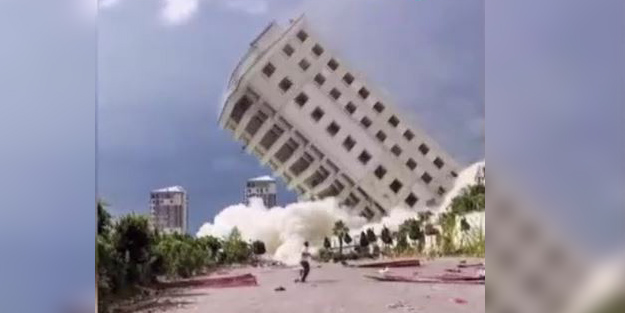 Ağır hasarlı binanın çökme anı kamerada!