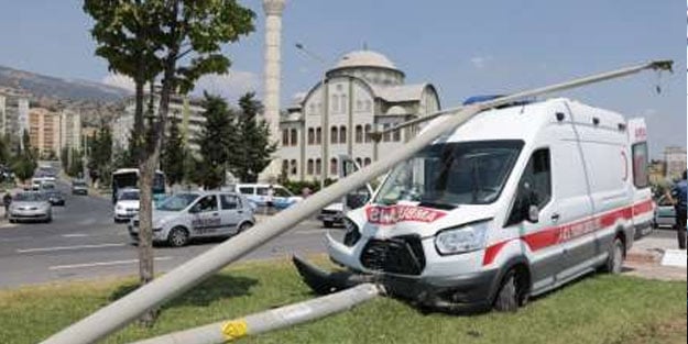 Kahramanmaraş'ta ambulans ile otomobil çarpıştı! Yaralılar var