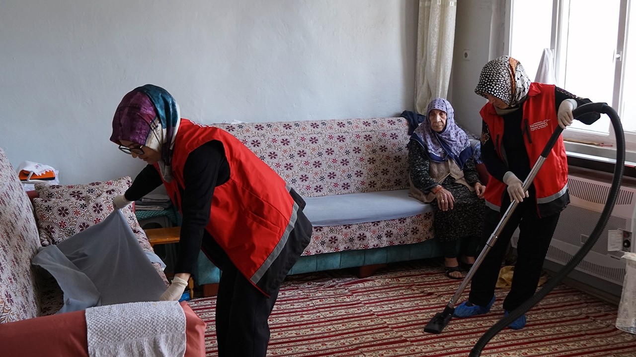 Kahramanmaraş'ta belediye ekiplerinden yaşlılara bayram desteği