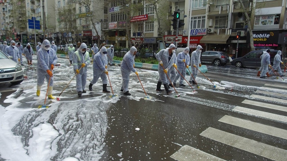 Kahramanmaraş’ta caddeler dezenfekte edildi 