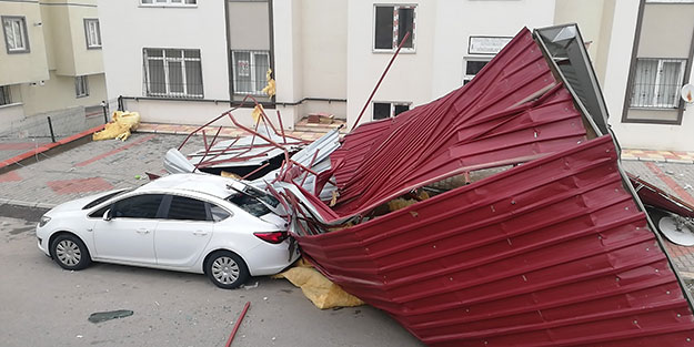 Kahramanmaraş'ta çatılar uçtu