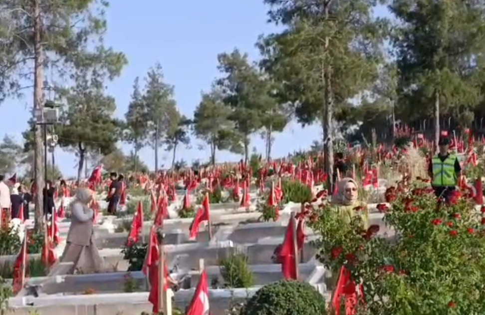 Kahramanmaraş'ta deprem şehitleri kabirleri başında anıldı