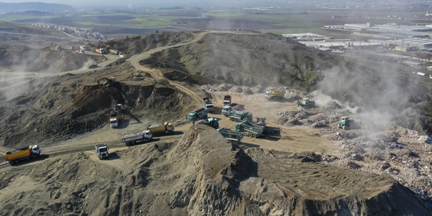 Kahramanmaraş'ta depremde yıkılan binalarda enkaz kaldırma çalışmaları devam ediyor