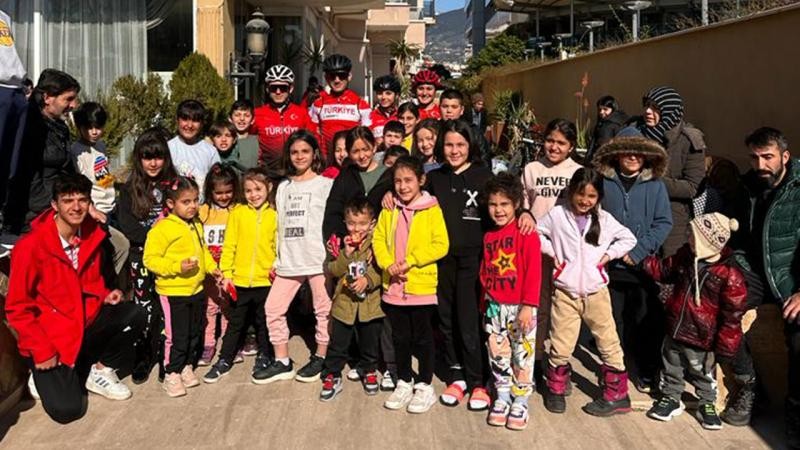 Kahramanmaraş'ta depremzede çocuklara bisiklet dağıtıldı