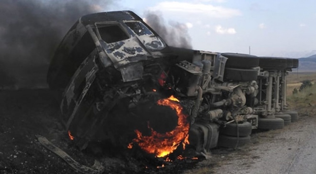 Kahramanmaraş'ta devrilen tırda başlayan yangın tarla ve bahçeye sıçradı