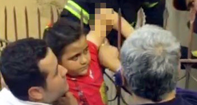 Kahramanmaraş’ta duvardan atlarken koluna demir korkuluk saplandı