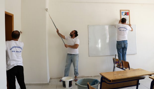 Kahramanmaraş'ta eline fırça alan öğretmenler okulu boyadı