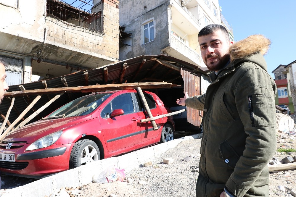 Kahramanmaraş’ta evin çatısı araçların üzerine uçtu 