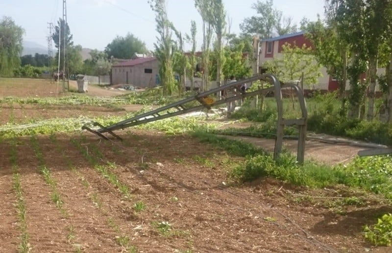 Kahramanmaraş’ta fırtına, ağaçları devirip elektrik direklerini büktü 
