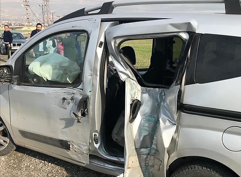 Kahramanmaraş’ta hafif ticari araç bariyerlere çarptı: 1 ölü 