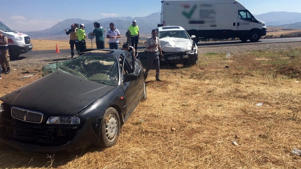 Kahramanmaraş’ta iki otomobil çarpıştı: 3 yaralı 