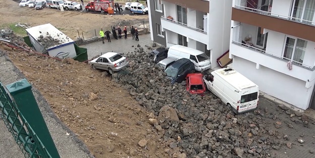 Kahramanmaraş'ta istinat duvarı çöktü, araçlar hurdaya döndü