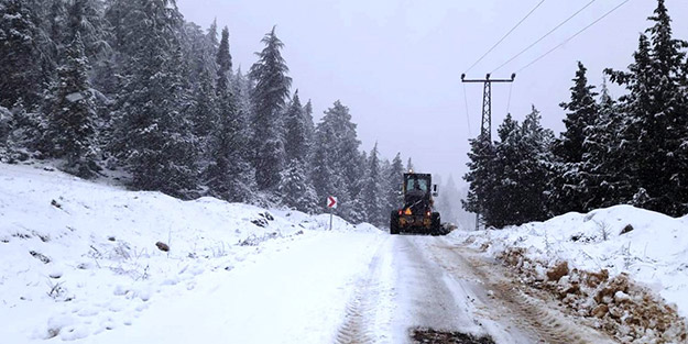 Kahramanmaraş'ta 14 mahalle ile ulaşım sağlanamıyor