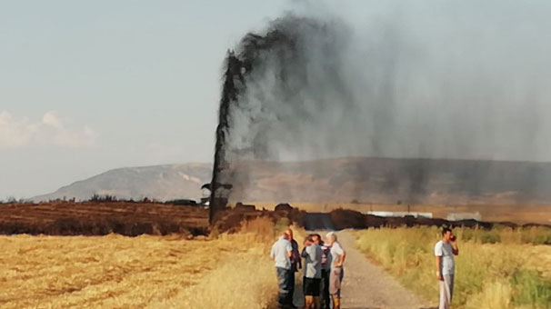 Kahramanmaraş'ta kepçenin çarptığı boru hattından petrol fışkırdı