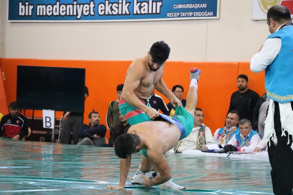 Kahramanmaraş’ta Kısa Şalvar Dünya Güreşi Şampiyonası başladı 
