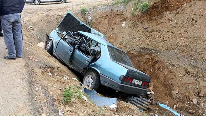 Kahramanmaraş'ta klimayı açmak isterken otomobil şarampole yuvarlandı