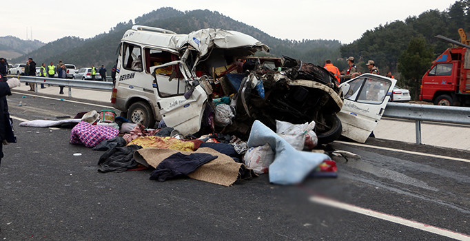Kahramanmaraş'ta minibüs, kamyona çarptı: 8 kişi öldü
