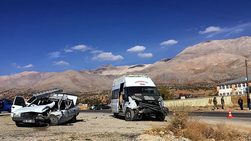 Kahramanmaraş'ta öğrenci servisiyle otomobil çarpıştı: 16 kişi yaralı