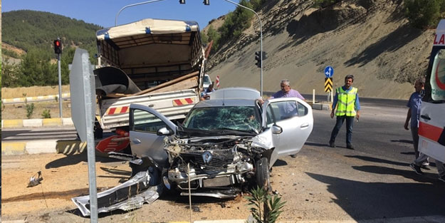 Kahramanmaraş'ta otomobil ile kamyonet çarpıştı: 5 yaralı