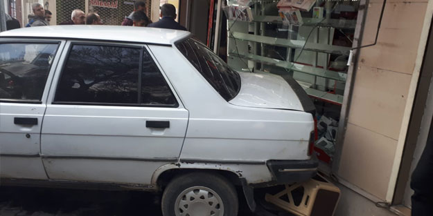 Kahramanmaraş'ta otomobil iş yerine girdi