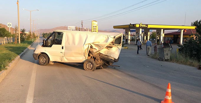 Kahramanmaraş'ta otomobil, kamyonete çarptı: 1 ölü, 3 yaralı