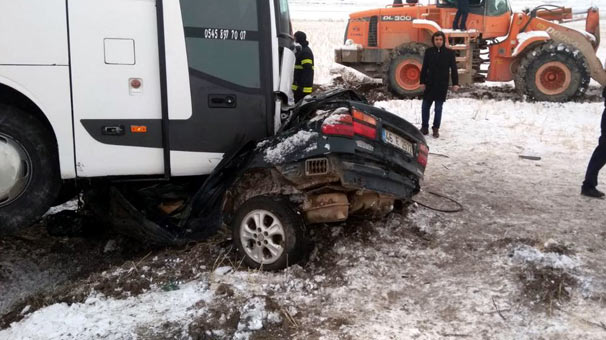 Kahramanmaraş'ta feci kaza: Otomobil otobüsün altına girdi