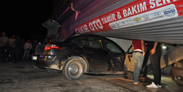 Kahramanmaraş'ta otomobil tamirhaneye girdi: 2 yaralı