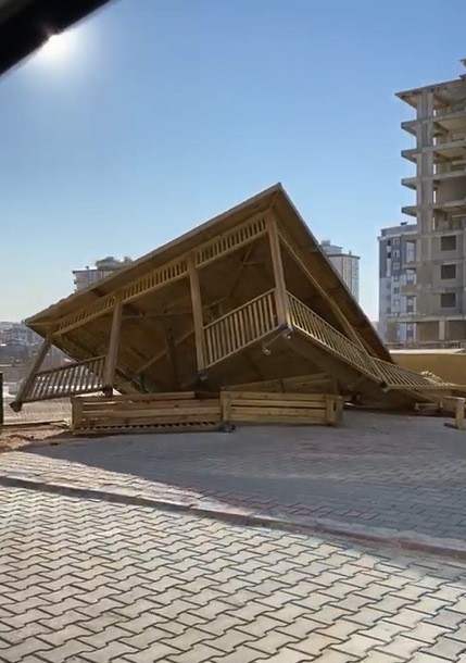 Kahramanmaraş’ta rüzgarın şiddeti böyle görüntülendi 