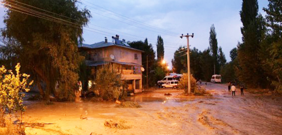 Kahramanmaraş'ta sağanak taşkınlara neden oldu