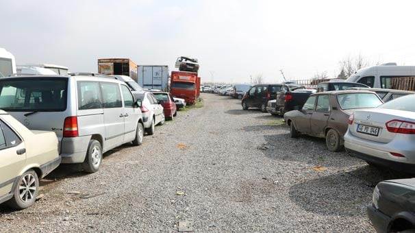 Kahramanmaraş’ta servet değerindeki araçlar otoparkta çürüyor