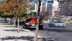 Kahramanmaraş’ta seyir halindeki otomobil alev aldı