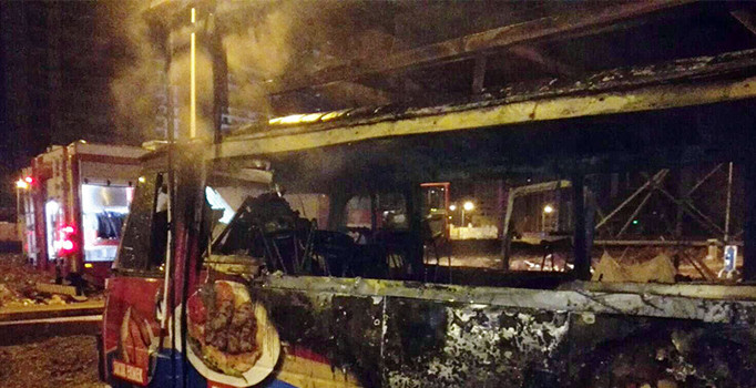 Kahramanmaraş'ta seyyar köfte minibüsü alev alev yandı