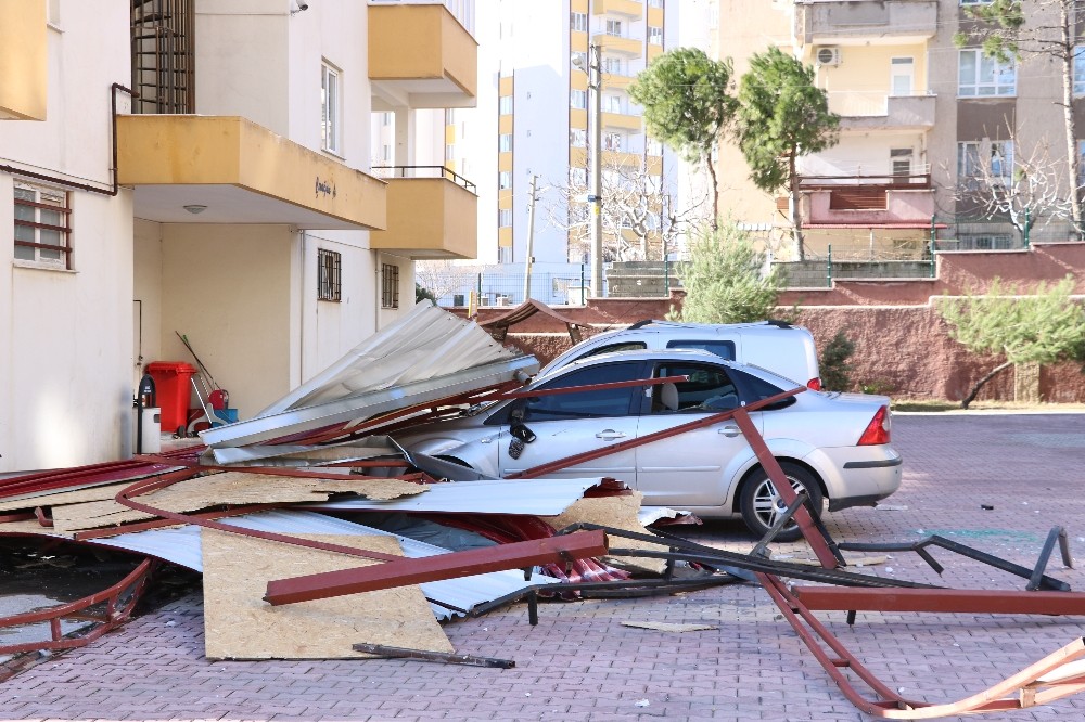 Kahramanmaraş’ta şiddetli rüzgar çatıları uçurdu, ağaçları yerinden söktü 