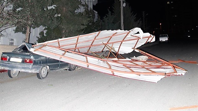 Kahramanmaraş'ta şiddetli rüzgar çatıları uçurdu