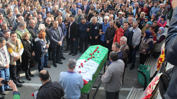 Kahramanmaraş'ta tabutunun üzerine doktor önlüğü örtüldü
