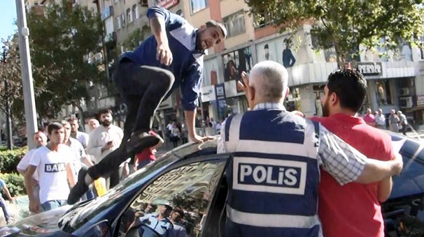 Kahramanmaraş’ta tam herkes sakinleşmişti ki... Uçan tekme ile içlerine daldı!