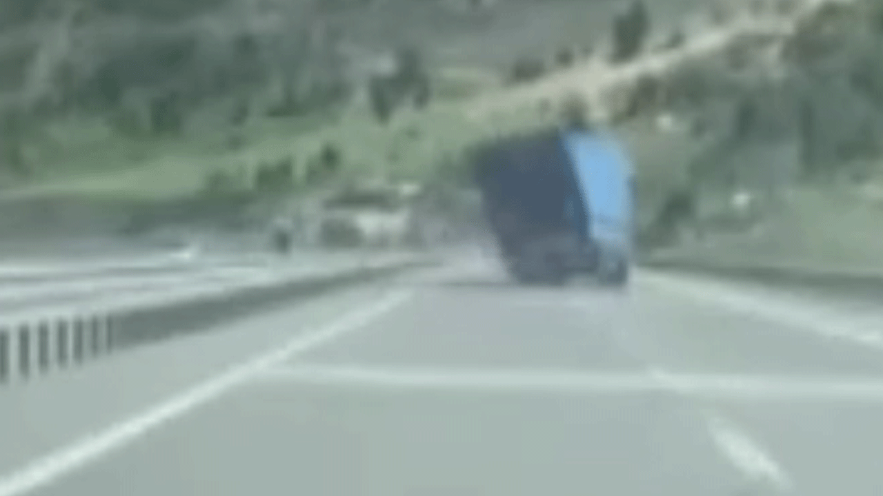 Kahramanmaraş'ta tırın devrildiği kaza kameraya yansıdı!