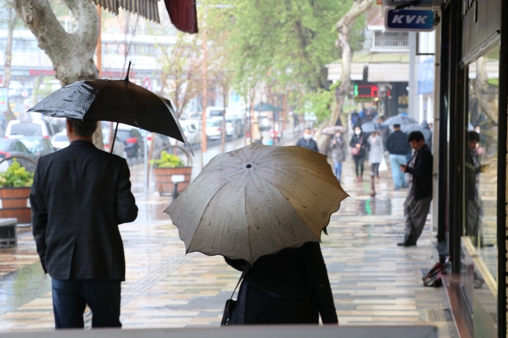 Kahramanmaraş’ta vatandaşlar ne virüs dinledi ne yağmur 