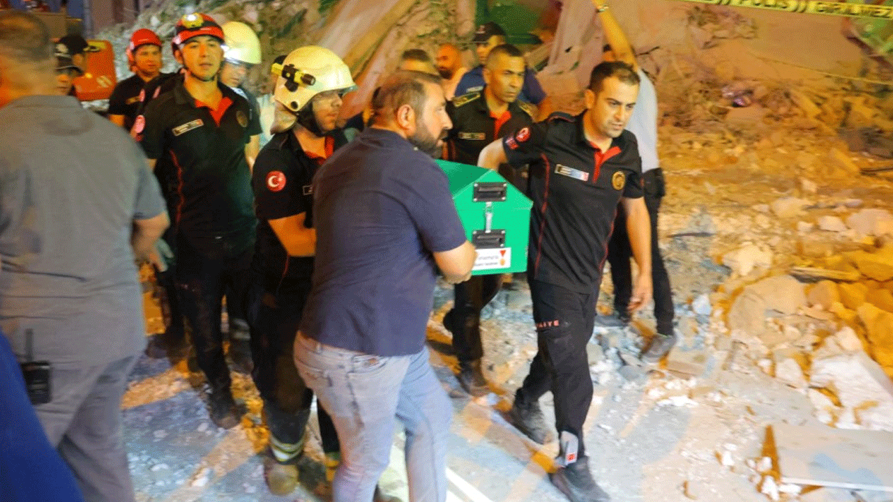 Kahramanmaraş'ta yıkım sırasında enkazın altında kalan operatör hayatını kaybetti!